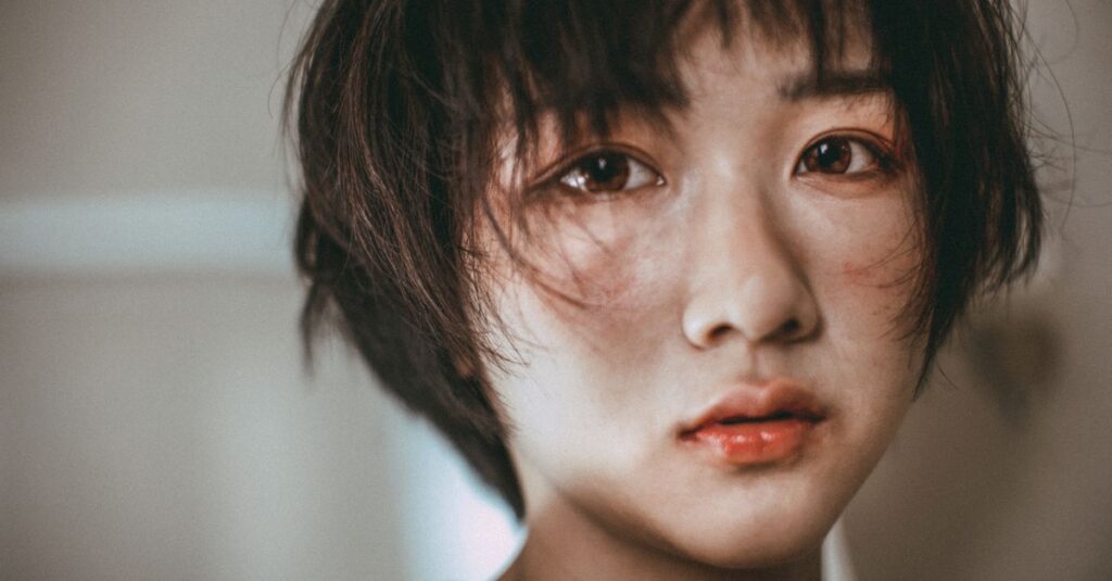 カードを見てふと感情が動く、静かな気づきの瞬間のイメージ