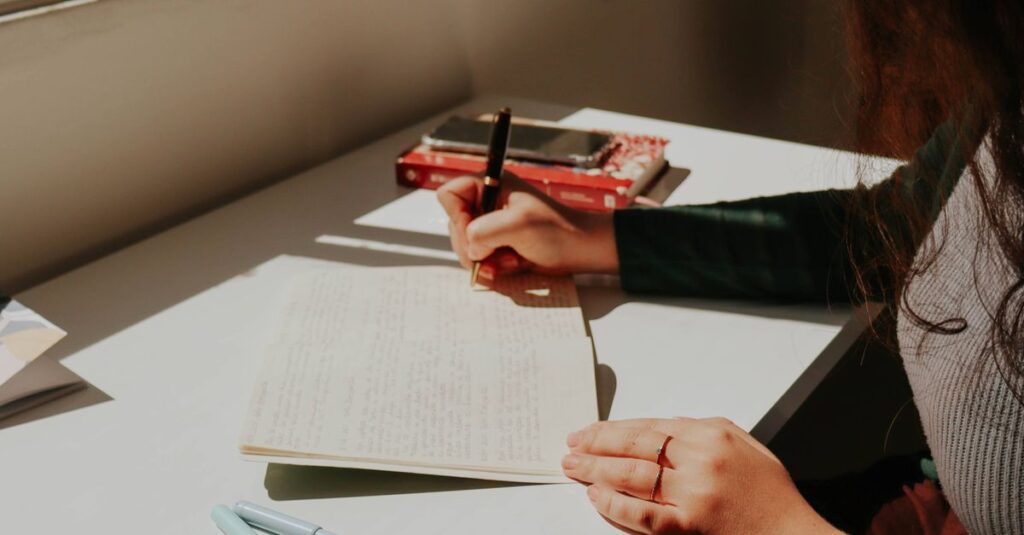 感じたことを短い言葉でそっと書き留める、朝の静かな習慣のイメージ