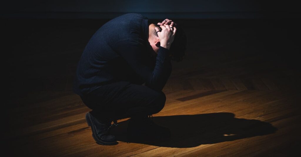 静かにうずくまる人。「自分には何もない」という気持ちを抱えて生きていた善逸のように。