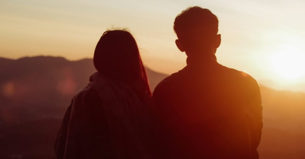 言葉にしなくても、そこにいてくれる誰かを感じる夜のイメージ