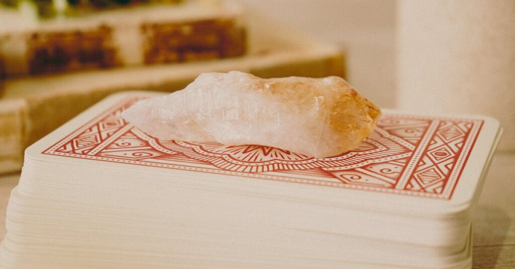 やわらかなキャンドルの光に照らされたタロットと水晶。占いは、自分の内側を照らすツール。