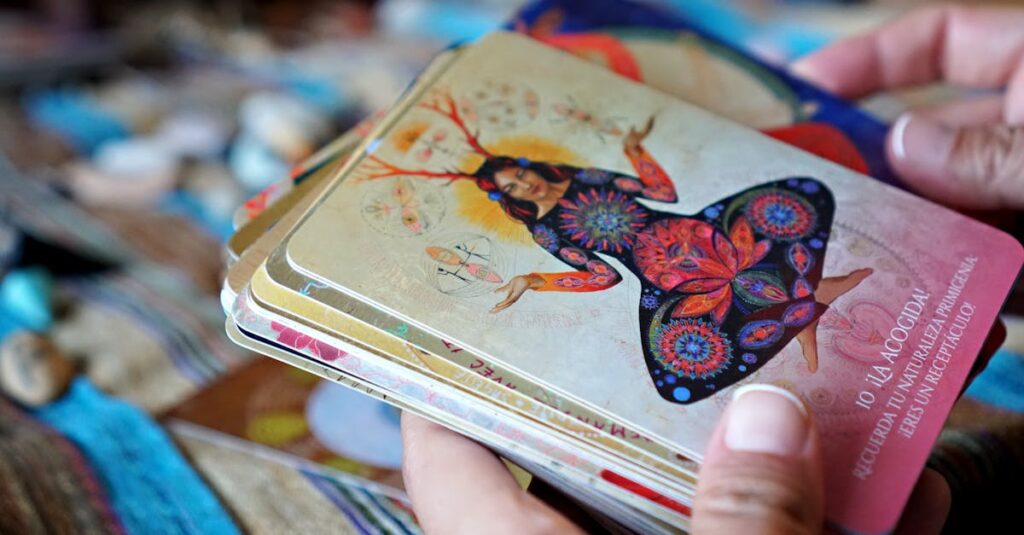 今日の自分を映し出す鏡のように静かに並ぶタロットカードのアートビジュアル