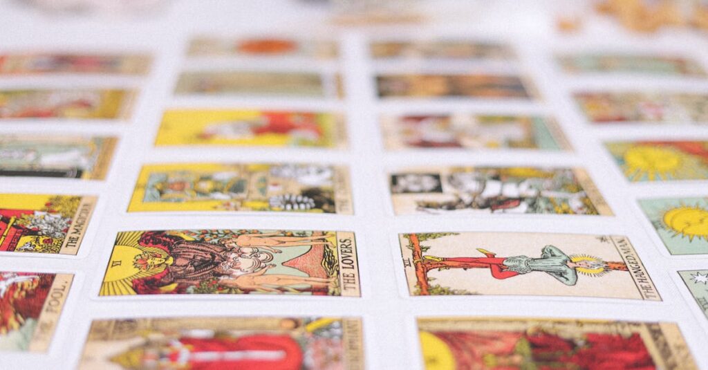 アニメのシーンにタロットカードや星座の象徴が重なるイメージを描いたビジュアル