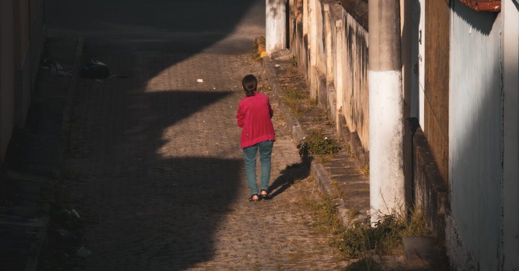 静かな暗闇の中でランタンを持ってひとり立つ人。孤独ではなく、自分と深くつながる時間。