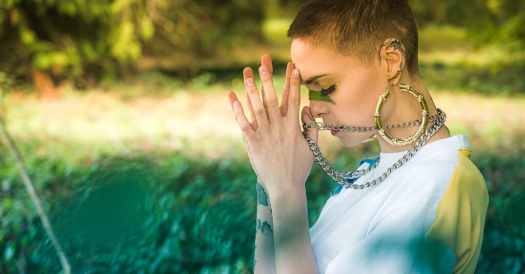 自分の中の強さに気づいて穏やかな表情を浮かべる女性