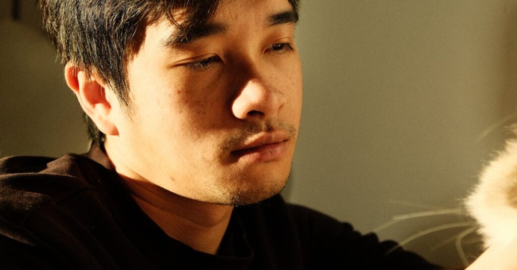 窓辺で静かにひとり休む人。人づきあいに疲れたとき、ひとりの時間が心をほどいてくれる。