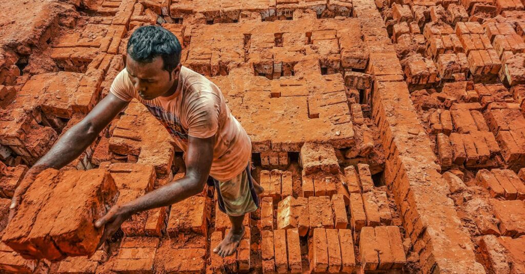 本当の強さとは何かを問いかけるファンタジー世界のキャラクターたちが並ぶ印象的なシーン