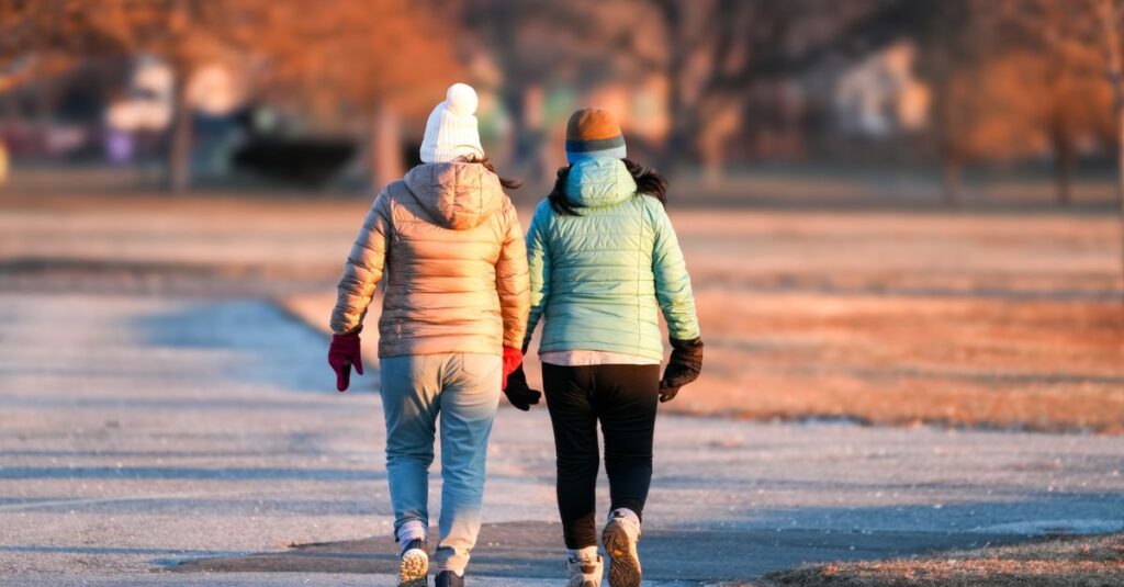 やわらかな光の中を並んで歩くふたり。つながりは、静かに育っていくもの。