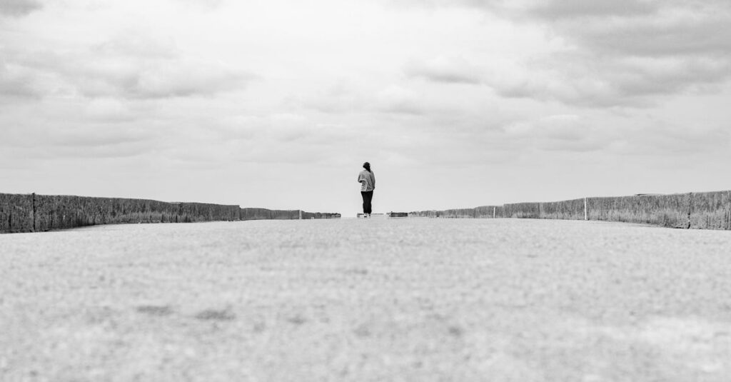 笑顔の奥で冷静にすべてを見ている、観察者としての孤独なイメージ