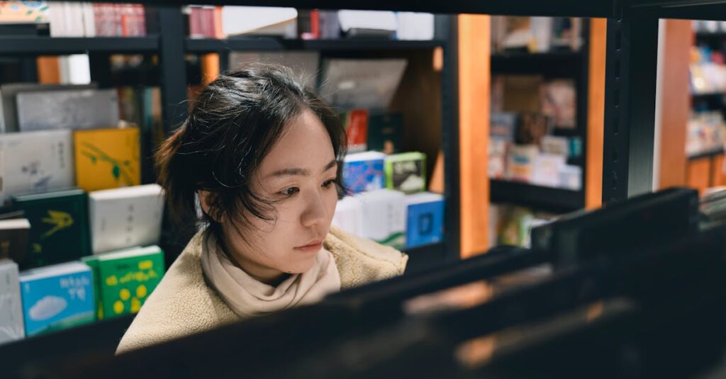 静かな場所でひとりたたずむ少女。感情を押し殺しながら、それでも前に進んできたモニカのように。