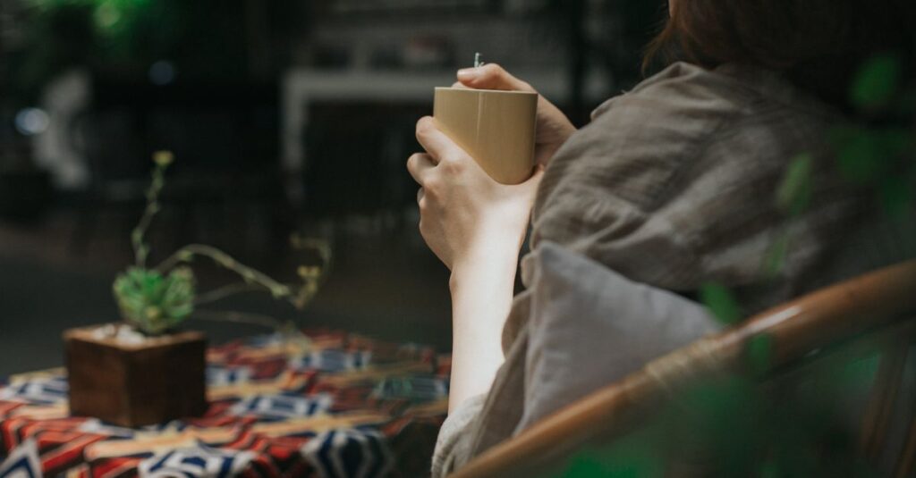 静かな水面と午後の光。何もしない時間が、心をやわらかく満たしていく。