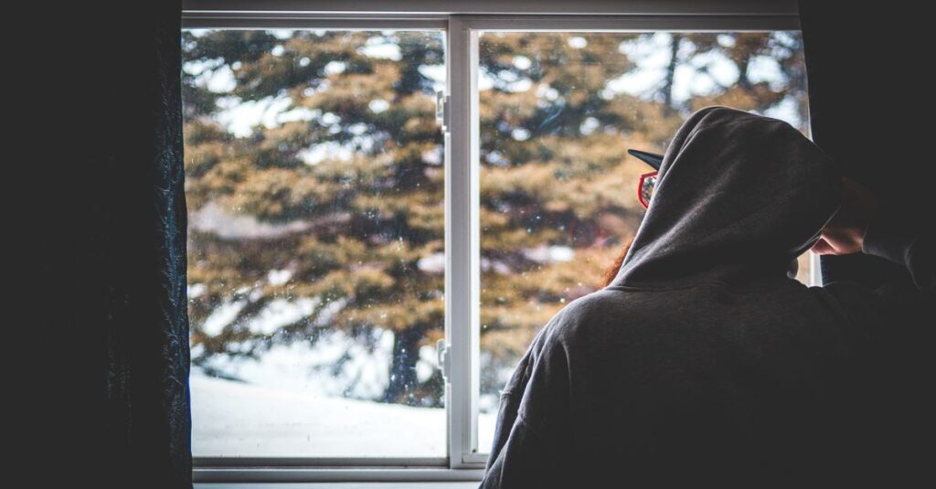 笑顔の奥で冷静にすべてを見ている、観察者としての孤独なイメージ