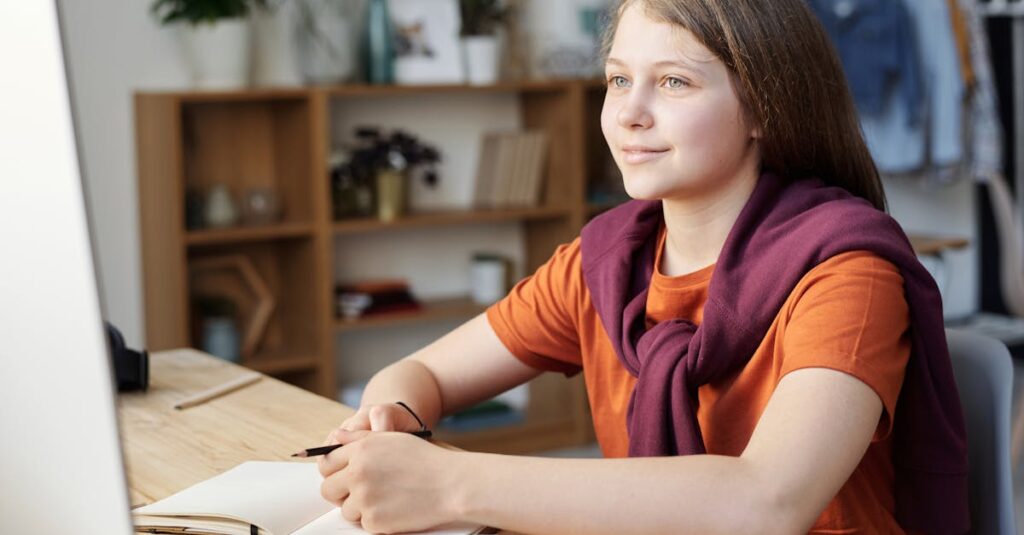 笑顔の奥で冷静にすべてを見ている、観察者としての孤独なイメージ