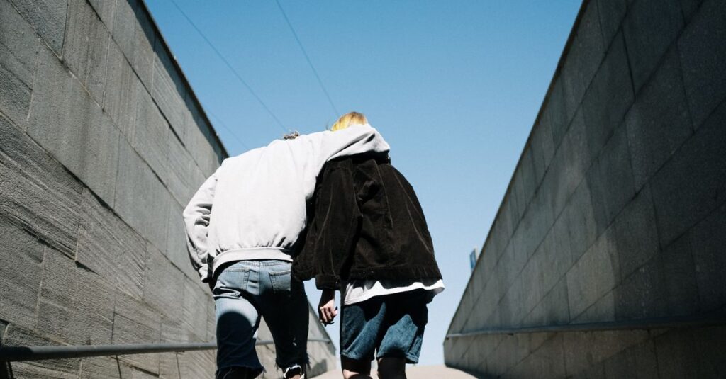 やわらかな光の中を並んで歩くふたり。つながりは、静かに育っていくもの。