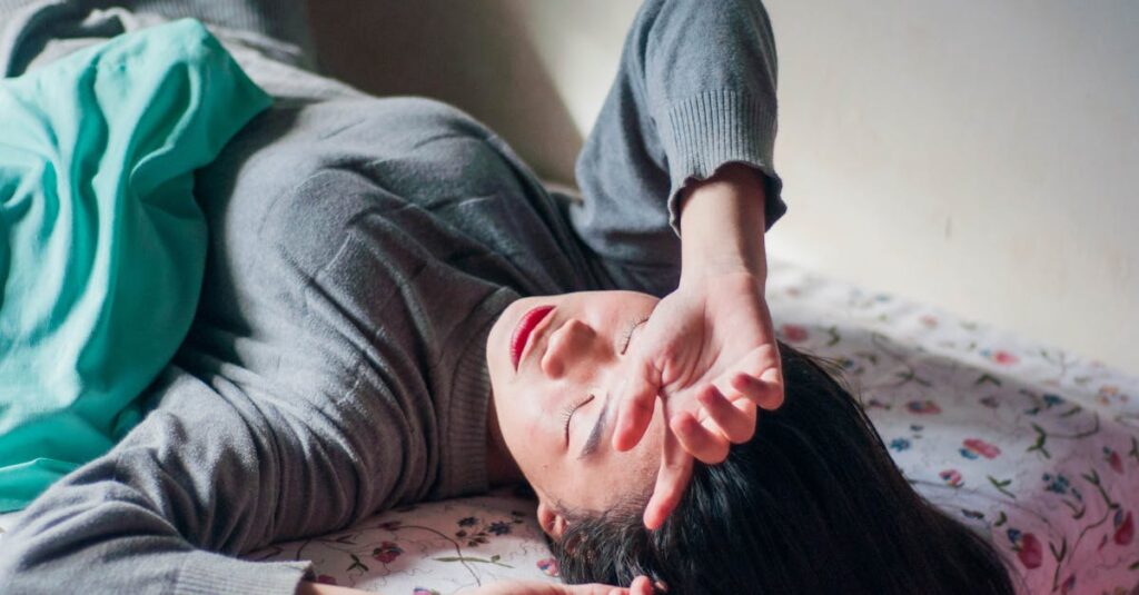 静かな水面と午後の光。何もしない時間が、心をやわらかく満たしていく。