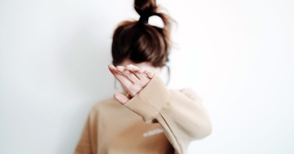 怖がりながらも、内側に揺るぎない覚悟を持つ人のイメージ