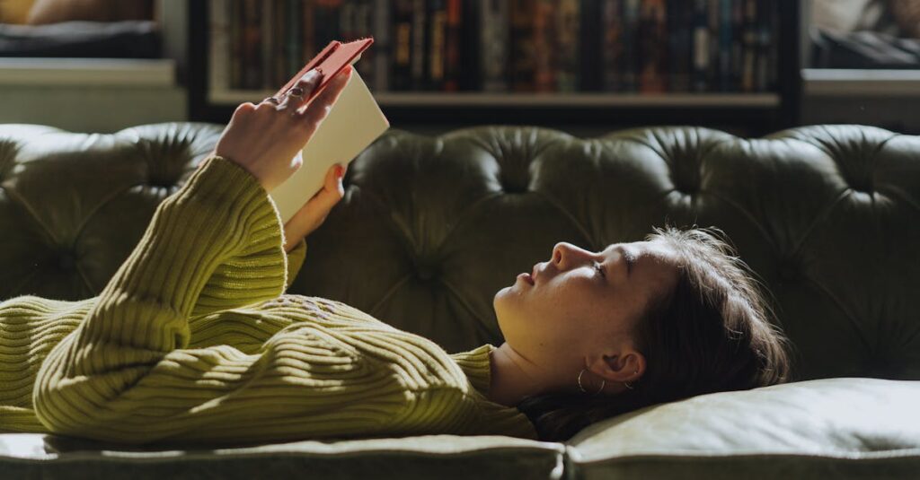 誰にも言えない秘密を抱えながら静かに在る、モニカのような孤独のイメージ