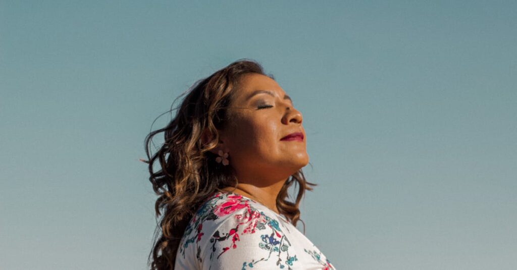 自分自身をいたわり、深呼吸するような癒しと気づきのイメージ