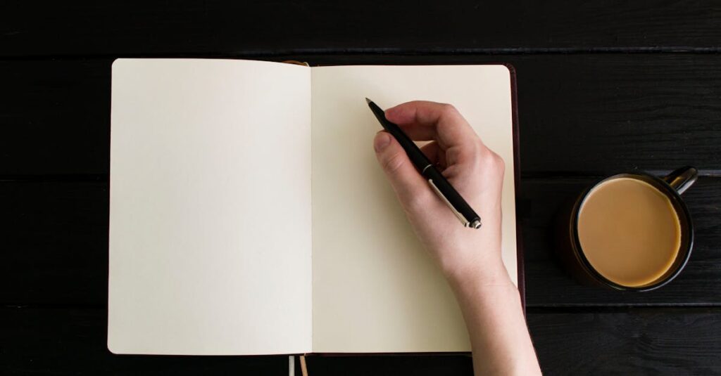 ノートに気持ちを書き出す静かな朝のイメージ