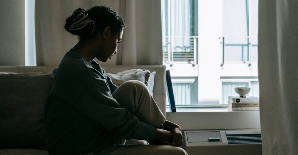 窓辺で静かに自分の気持ちを見つめる女性のやわらかなイメージ