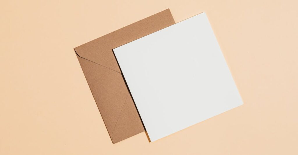 オラクルカードのメッセージをノートに書き留めて日常に活かす女性の穏やかな時間