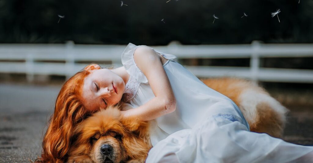 素直で愛されるアニメの女の子が笑顔で周囲に囲まれている温かいシーン