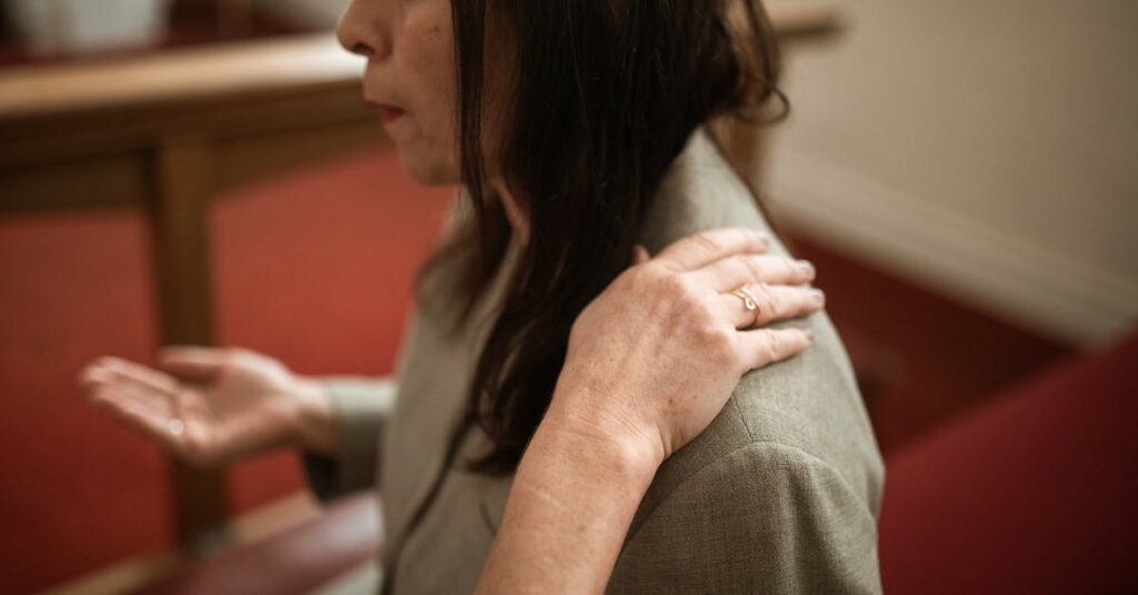 ご縁の流れを感じながら新たな一歩を踏み出そうとしている女性の穏やかな決意の表情