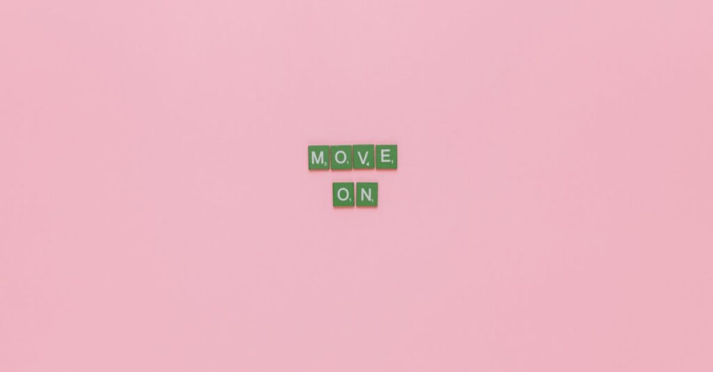 やさしいアニメの名言を思い出して心を癒やされる女性、静かな部屋で深呼吸している姿