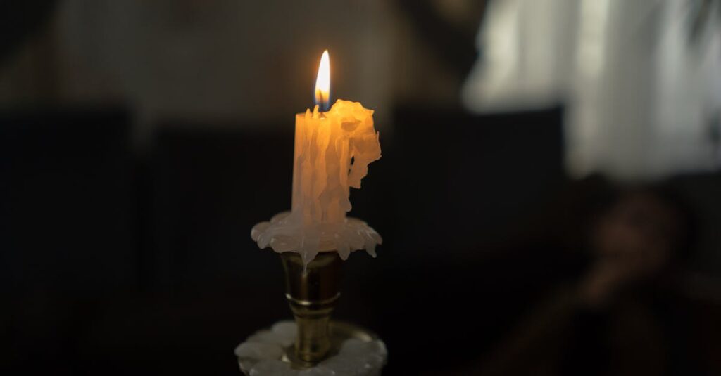 揺れながらも消えない炎のように、揺らぎの中にある強さのイメージ