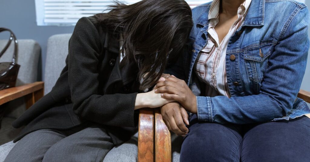 星座を通じて自分の性格や人間関係を見つめ直す女性、手元のホロスコープとノートを開いている姿