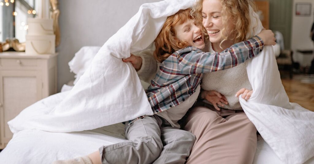 朝の静かな時間に一人でタロットカードを引き、ノートに記録するアニメ風の優しい女性のビジュアル