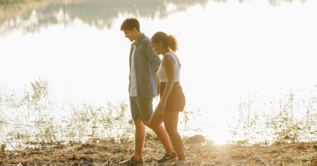 並んで歩くふたり。違いを認め合いながら、それぞれの個性を大切にする関係のかたち。