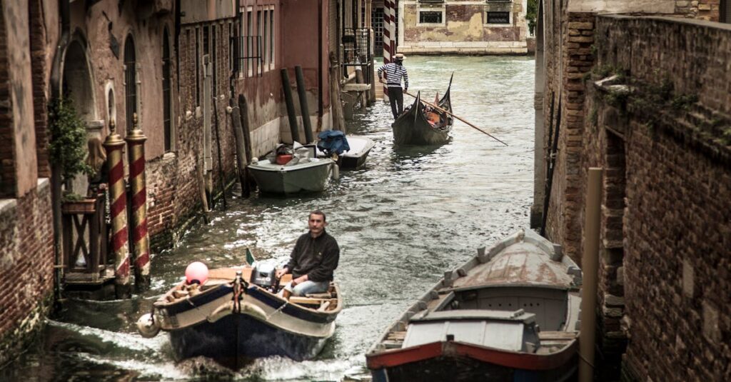 静かな水路と柔らかな光。何気ない日常の中に、静かな美しさが宿っている。