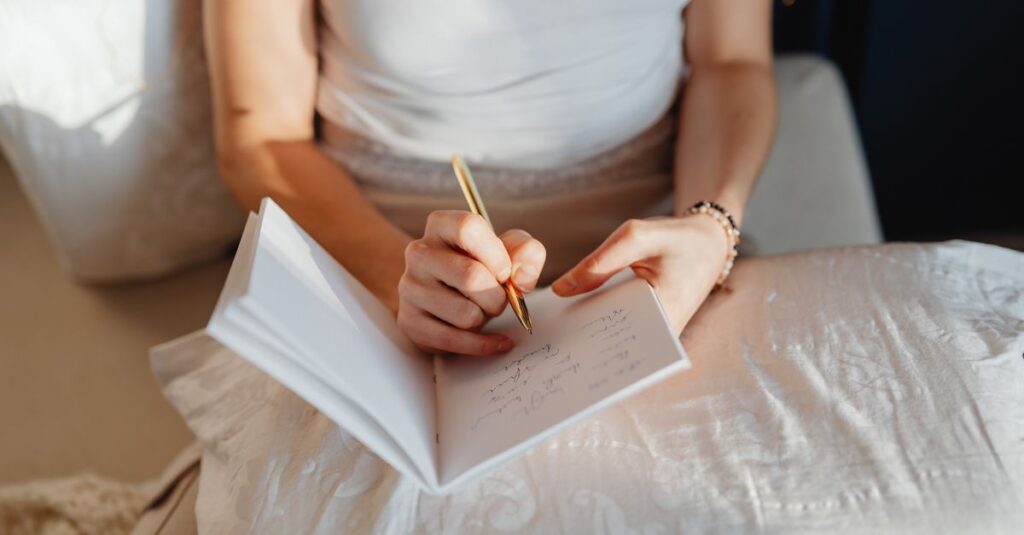 静かに日記を書く女性。言葉にすることで、自分の気持ちが少しずつ見えてくる。