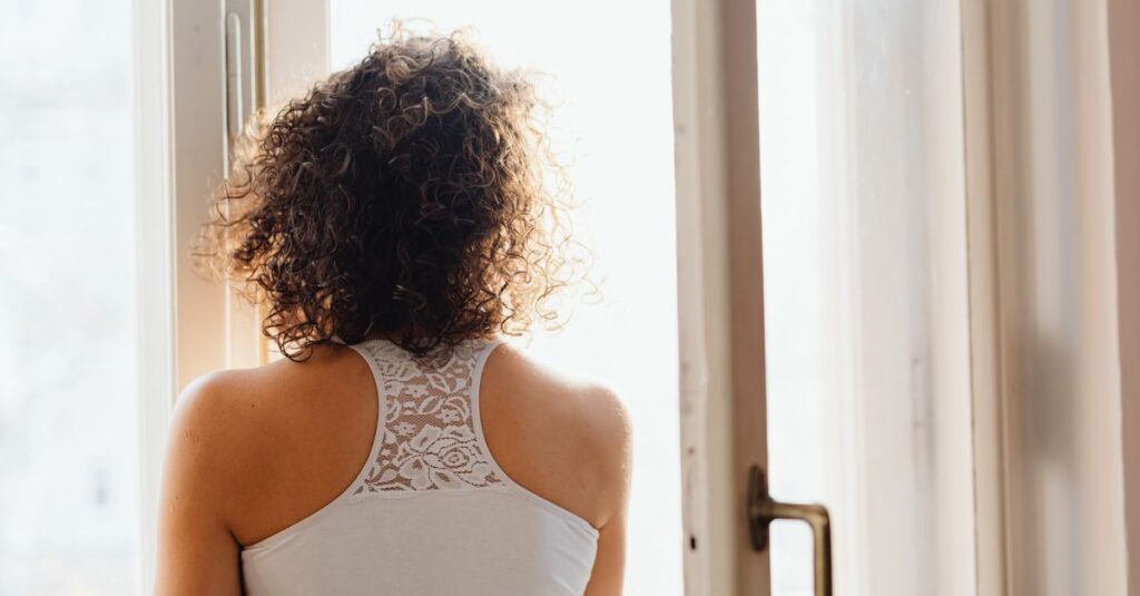 自分の中 feather 強さと静かに向き合う、朝の窓辺のイメージ