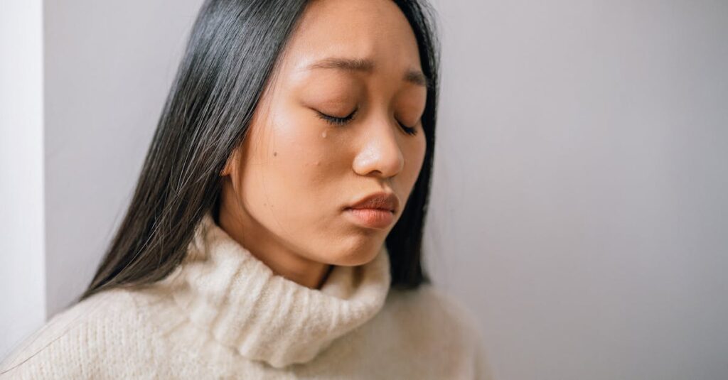 やわらかな光の中で静かに感情を抱える女性。言葉にできなくても、感じていることはある。