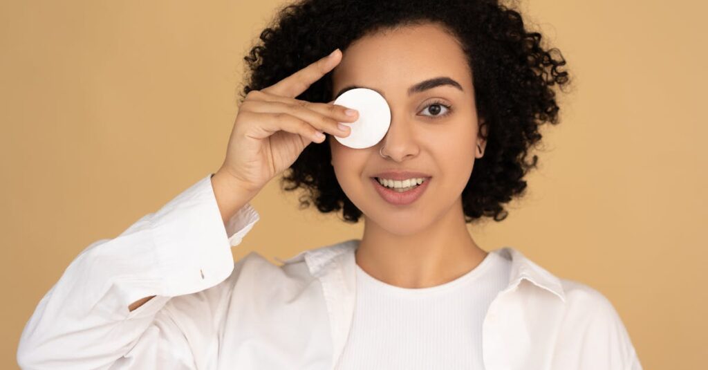 星座の知識をもとに日常の人間関係を整える女性、カレンダーやノートに気づきを記録している様子