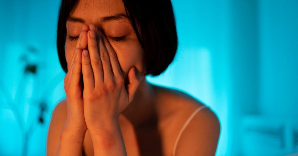 静かにうずくまる人。「自分には何もない」という気持ちを抱えて生きていた善逸のように。