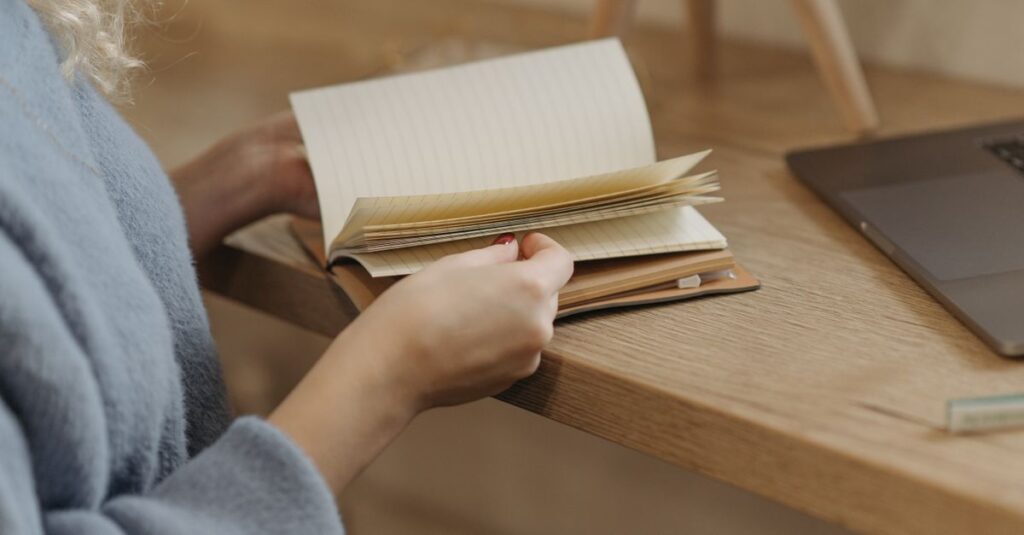 感じたことを短い言葉でそっと書き留める、朝の静かな習慣のイメージ