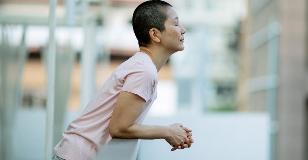 自分自身をいたわり、深呼吸するような癒しと気づきのイメージ
