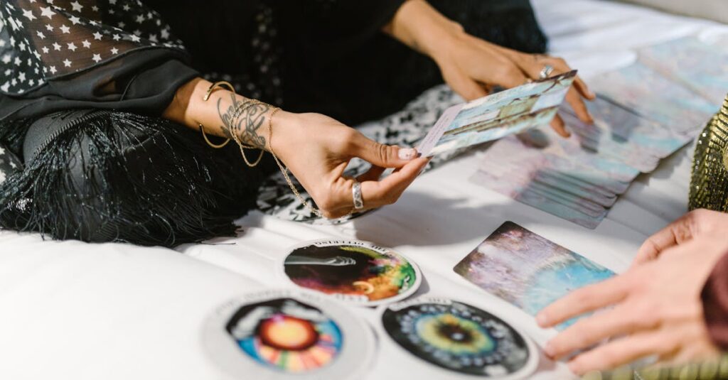 やわらかな光の中に広げられたオラクルカード。直感を信じて、今の自分に必要なものを受け取る。