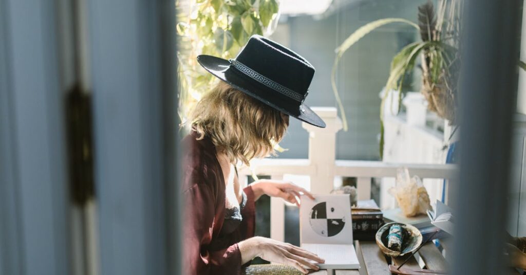 自分を責める思考から自由になるタロットのリーディング、内面を見つめる女性の姿とカード