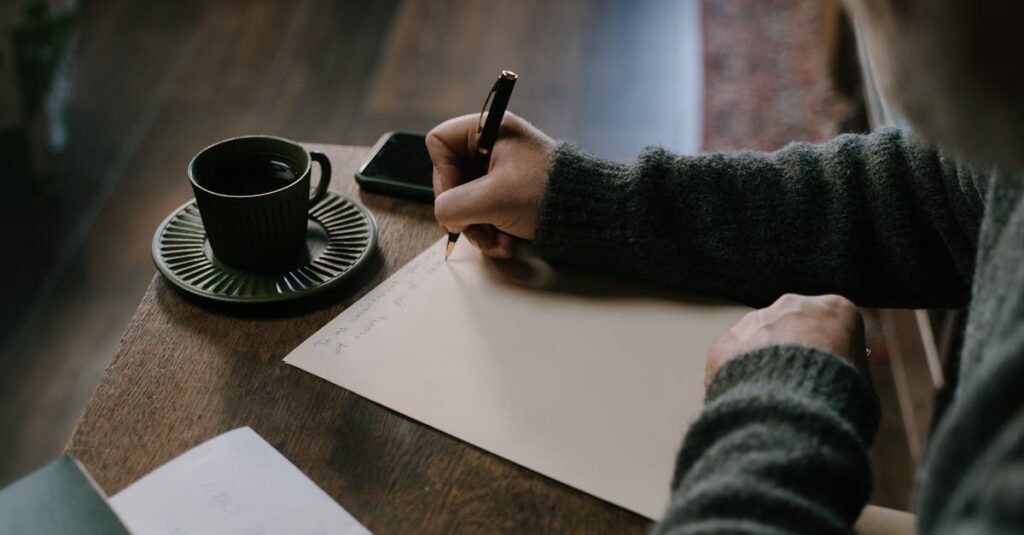感じたことを短い言葉でそっと書き留める、朝の静かな習慣のイメージ