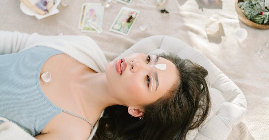 朝の静かな時間に一人でタロットカードを引き、ノートに記録するアニメ風の優しい女性のビジュアル