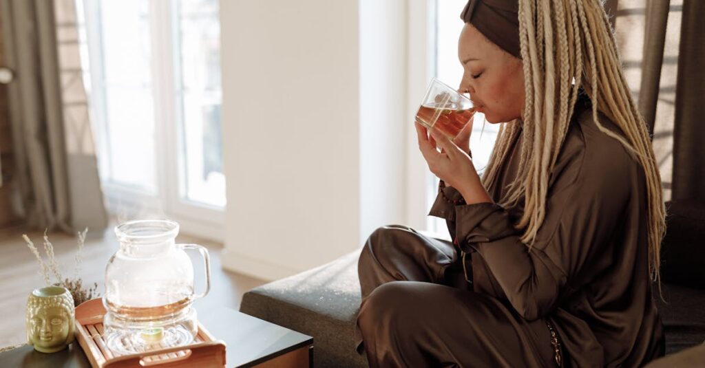 窓辺で静かにお茶を飲む女性。自分を取り戻すための、やわらかな時間。