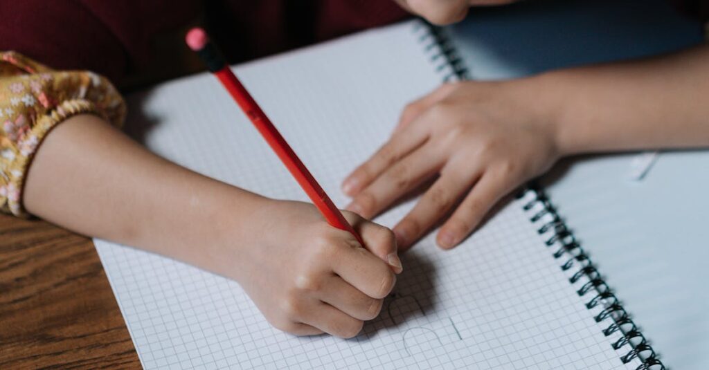 感じたことを短い言葉でそっと書き留める、朝の静かな習慣のイメージ