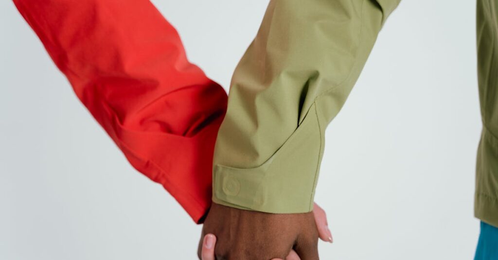 お互いを尊重し合いながら成長していくカップル、自由と支え合いの両立が見える温かな場面