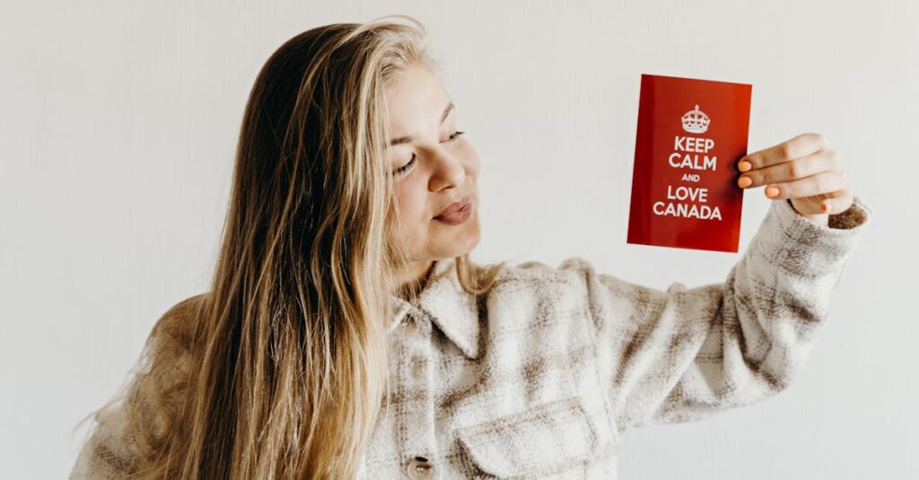 オラクルカードと向き合いながら自分の本音をノートに書き出す女性