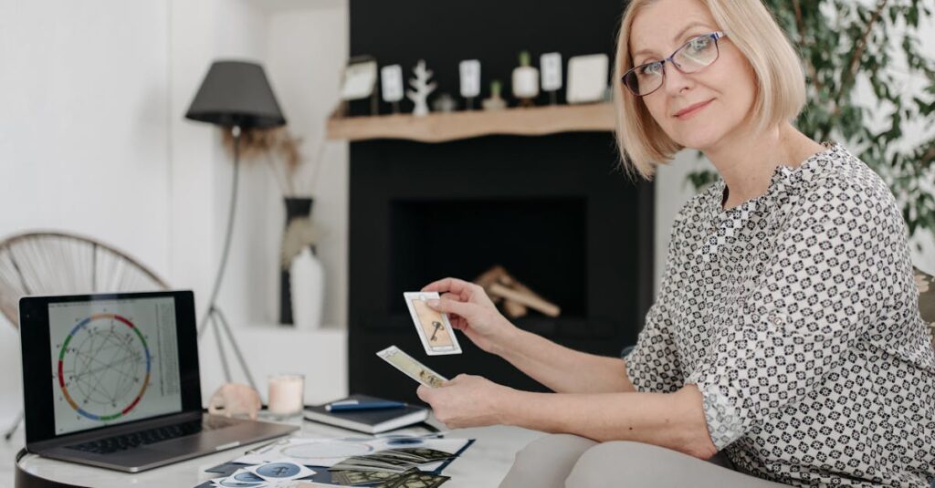 自分の星座による対人傾向を見つめる女性、星座の図を見ながらメモを取っている