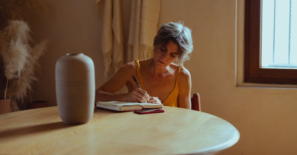 人づきあいの疲れを感じて自己チェックをする女性